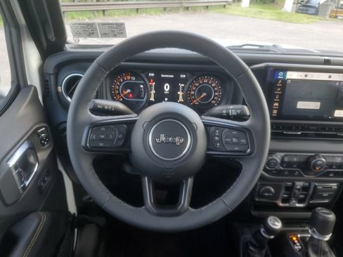 Used 2025 Jeep Gladiator Sport AWD/4WD image 15