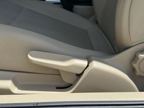 Used 2015 Volkswagen Beetle TDI FWD image 23