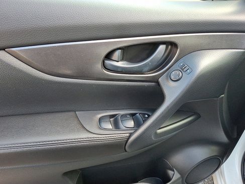 Used 2022 Nissan Rogue Sport S image 12