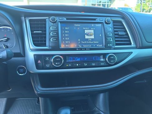 Used 2018 Toyota Highlander XLE FWD image 25