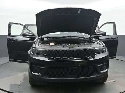 Used 2023 Jeep Grand Cherokee Altitude image 54