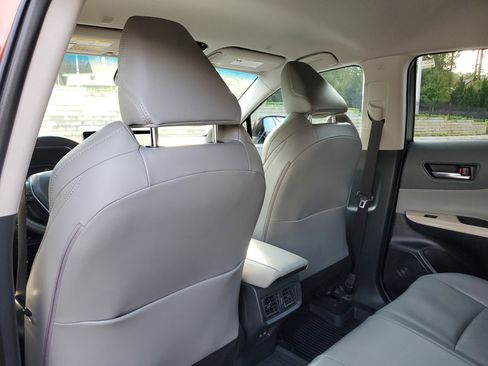 Used 2024 Toyota Venza Limited image 11