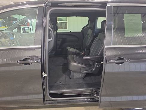 Used 2025 Chrysler Pacifica Select FWD image 22