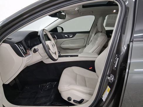 Used 2020 Volvo S60 T5 Momentum w/ Premium Package image 5