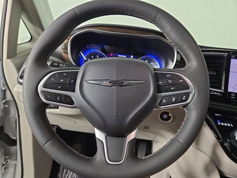 Used 2024 Chrysler Pacifica Limited AWD/4WD image 22