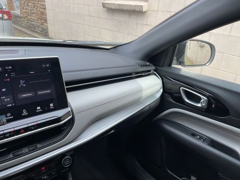 Used 2025 Jeep Compass Limited image 35