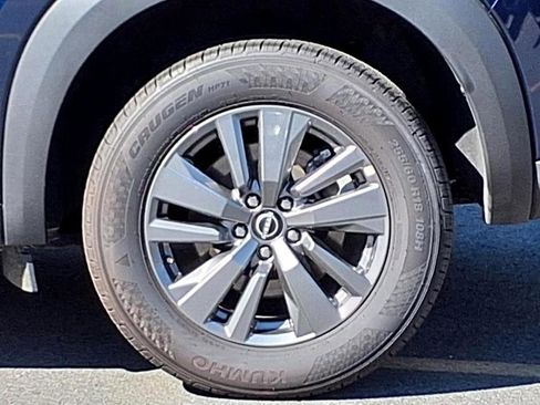 Used 2024 Nissan Pathfinder SV image 3