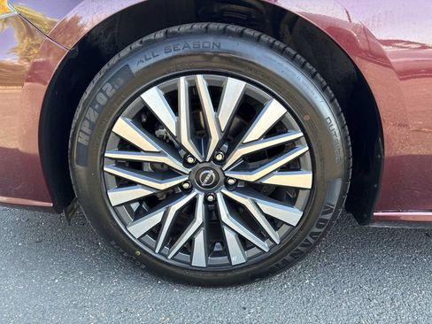 Used 2024 Nissan Altima 2.5 SV FWD image 17