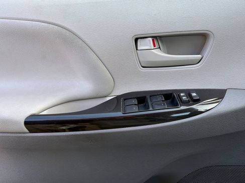 Used 2014 Toyota Sienna LE FWD image 11