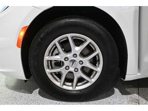 Used 2022 Chrysler Pacifica Touring-L FWD image 12