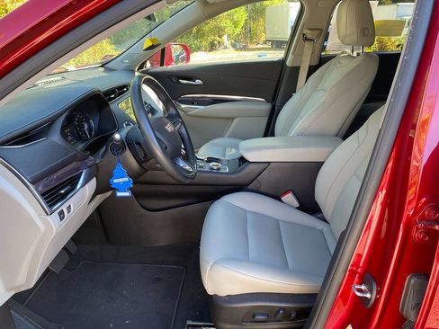 Used 2021 Cadillac XT4 Luxury w/ Cold Weather Package image 12