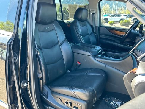 Used 2019 Cadillac Escalade ESV Luxury image 18