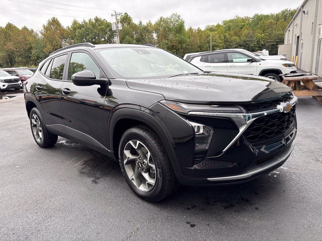 Used 2025 Chevrolet Trax LT FWD image 2