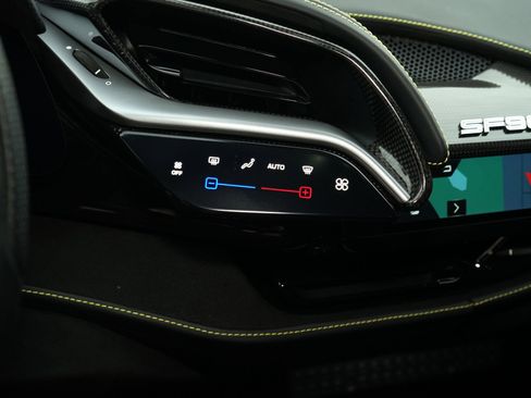 Used 2025 Ferrari SF90 Spider Base image 32