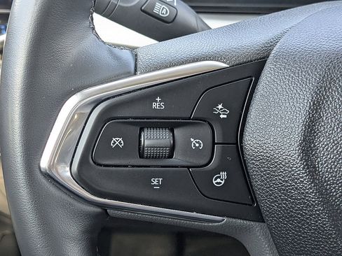 Certified 2025 Chevrolet Trax LT w/ LT Convenience Package FWD image 41