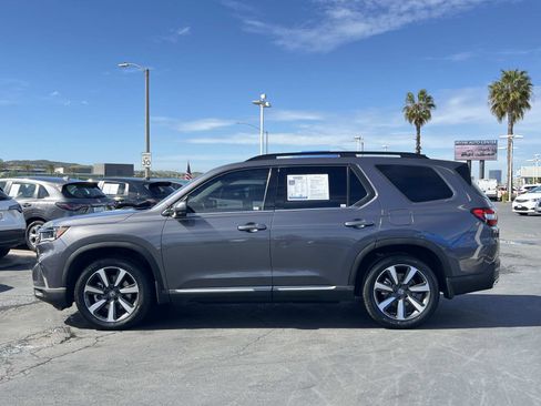 Used 2024 Honda Pilot Touring image 2