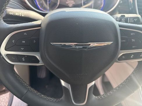 Used 2023 Chrysler Pacifica Limited FWD image 9