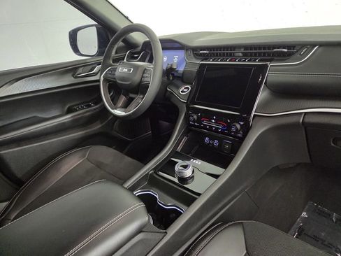 Used 2025 Jeep Grand Cherokee Altitude image 32