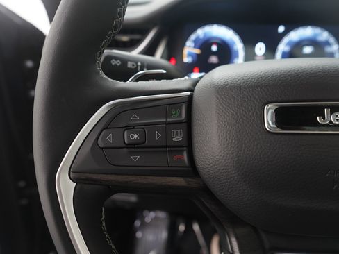 Used 2025 Jeep Grand Cherokee Limited w/ Black Appearance Package image 27