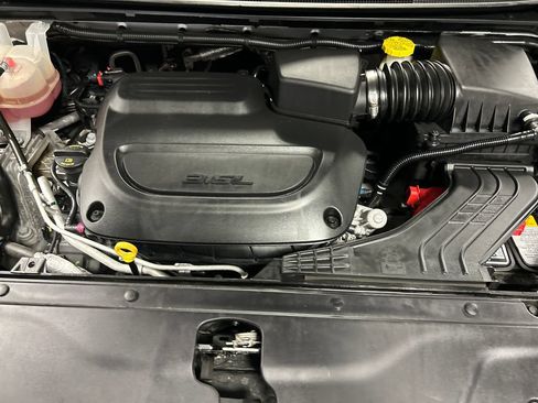 Used 2024 Chrysler Pacifica Limited FWD image 28