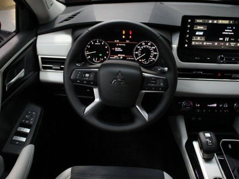 New 2025 Mitsubishi Outlander SE image 21