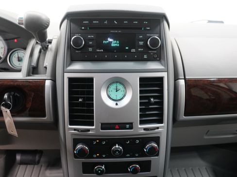Used 2010 Chrysler Town & Country Touring image 19