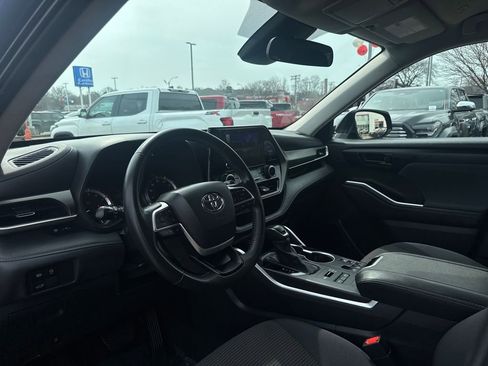 Used 2024 Toyota Highlander LE AWD/4WD image 15