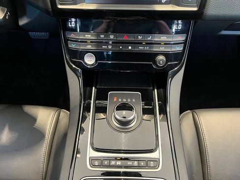 Used 2018 Jaguar XE Premium AWD/4WD image 36