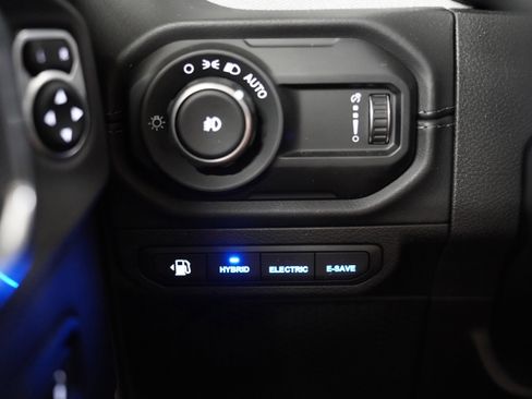 Used 2025 Jeep Wrangler Unlimited Sahara AWD/4WD image 29