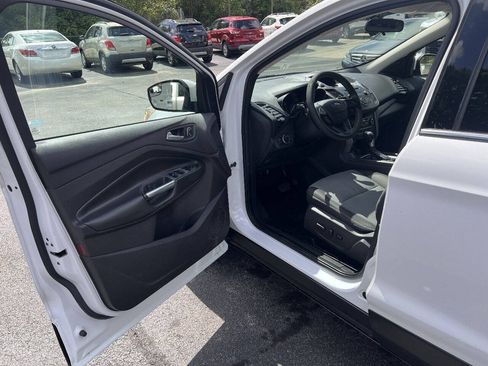Used 2017 Ford Escape SE w/ SE Cold Weather Package AWD/4WD image 9