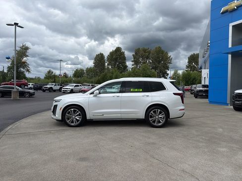 Used 2021 Cadillac XT6 Premium Luxury AWD/4WD image 2