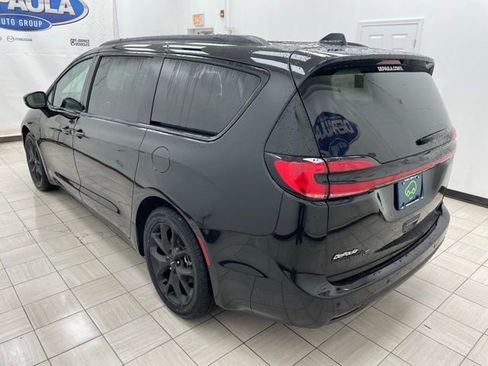 Used 2023 Chrysler Pacifica Limited w/ Uconnect Theater Family Group image 18