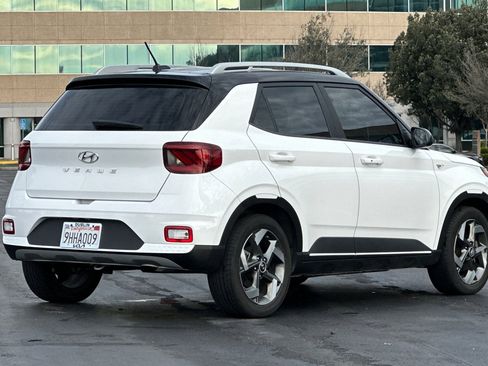 Used 2023 Hyundai Venue Limited image 4