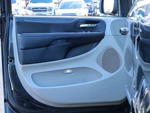 Used 2014 Chrysler Town & Country Touring FWD image 4