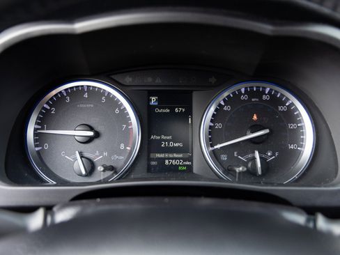 Used 2017 Toyota Highlander XLE image 11