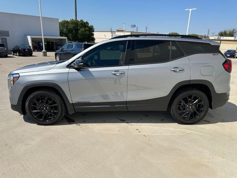Used 2024 GMC Terrain SLT w/ Tech Package FWD image 4