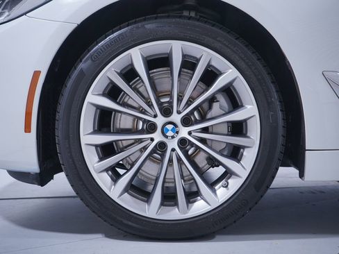 Used 2022 BMW 530i w/ Convenience Package image 2