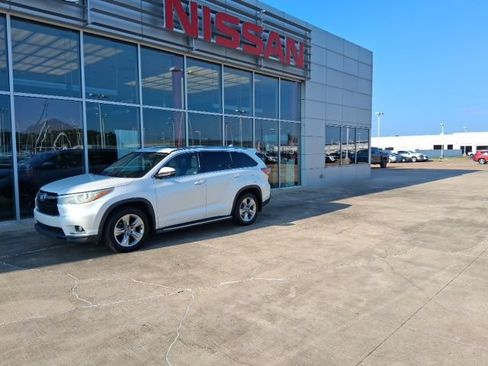 Used 2016 Toyota Highlander Limited FWD image 2