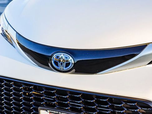 Used 2024 Toyota Sienna XSE w/ XSE Plus Package image 5