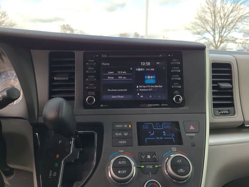 Used 2020 Toyota Sienna LE image 24