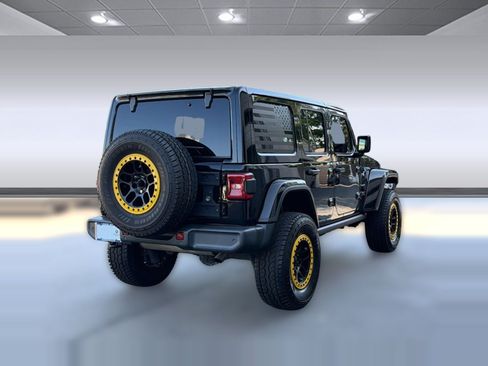 Used 2018 Jeep Wrangler Unlimited Sahara AWD/4WD image 9