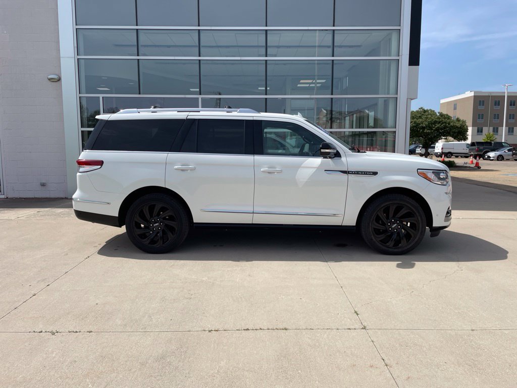 Used 2022 Lincoln Navigator Reserve AWD/4WD image 4