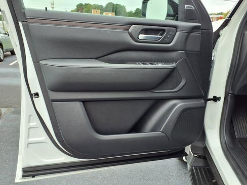 Used 2025 Nissan Armada SL w/ Captain's Chari Seat Package image 4