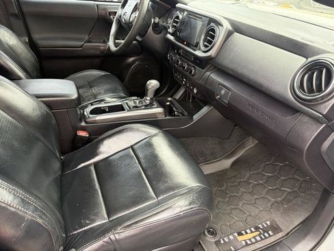 Used 2018 Toyota Tacoma TRD Off-Road AWD/4WD image 6