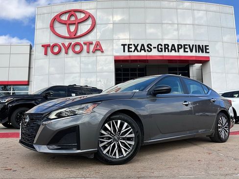 Used 2025 Nissan Altima 2.5 SV image 2