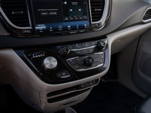 Used 2024 Chrysler Pacifica Touring-L FWD image 26