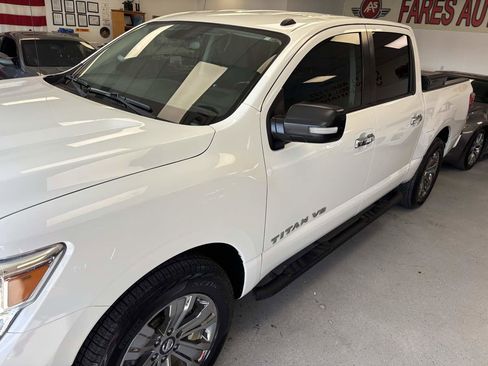 Used 2019 Nissan Titan SV w/ SV Convenience Package image 3