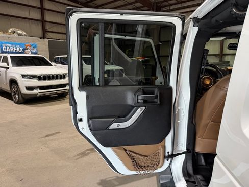 Used 2014 Jeep Wrangler Unlimited Sahara w/ Connectivity Group AWD/4WD image 15