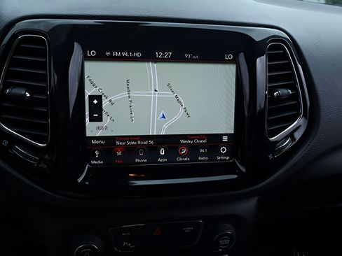 Used 2018 Jeep Compass Latitude w/ Popular Equipment Group FWD image 24