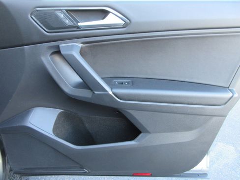 Used 2018 Volkswagen Tiguan SE w/ Panoramic Sunroof Package image 24